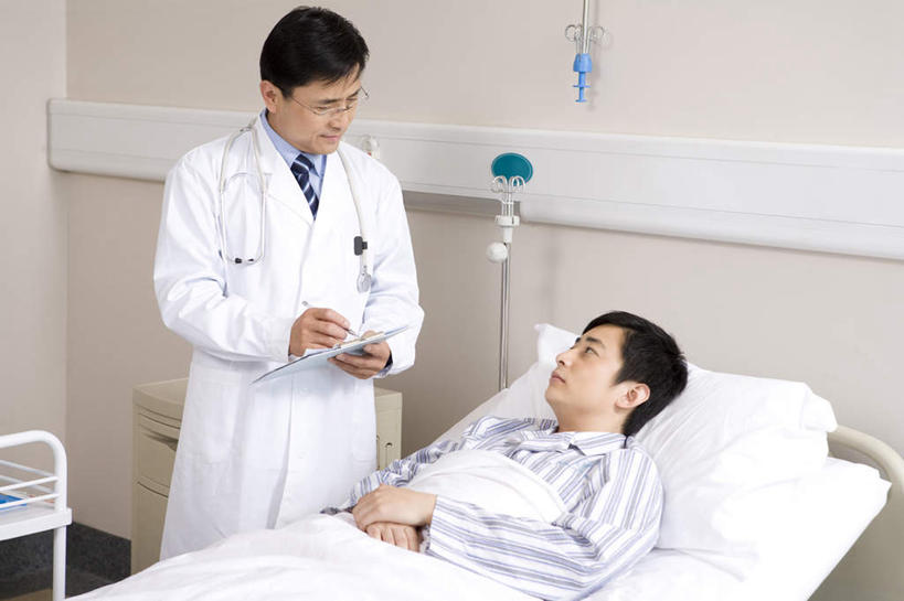 东方人,成年人,中年人,老年人,两个人,医生,病人,医院,躺,横图,白天,正面,工作服,制服,讨论,昆明,亚洲,连接,准备,检查,瓷器,毯子,眼镜,听诊器,职业,面对面,通信,支撑,写字板,控制,舒适,病房,关爱,近景,医疗器械,东亚,实验服,恢复,工作制服,信任,老年男性,男人,男性,年轻男性,亚洲人,中国人,年轻人,技术员,仰卧,彩图,工作套服,病历卡