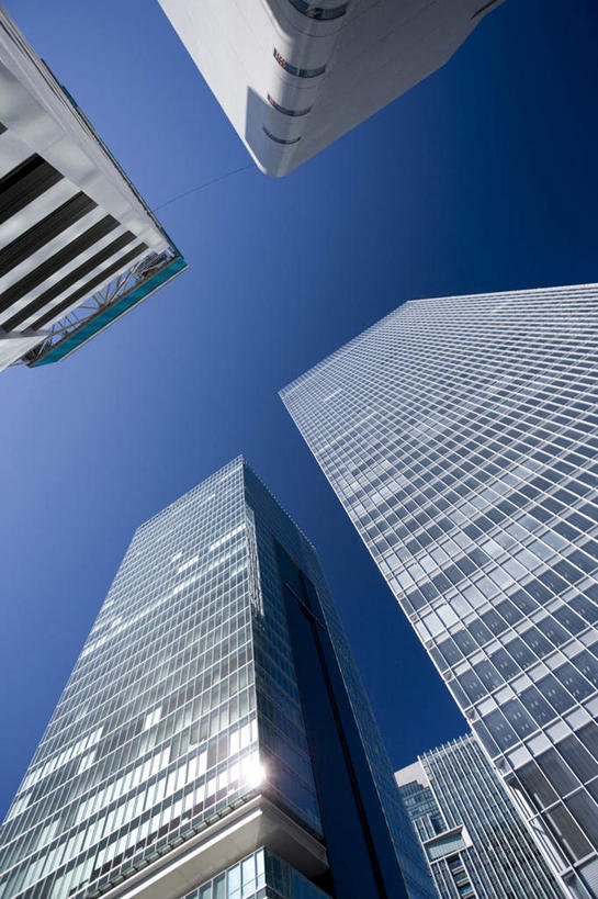 无人,竖图,室外,白天,留白,仰视,商务,城市,建筑,摩天大楼,光线,光芒,现代,蓝色,天空,摄影,上升,渴望,万里无云,彩图,低角度拍摄