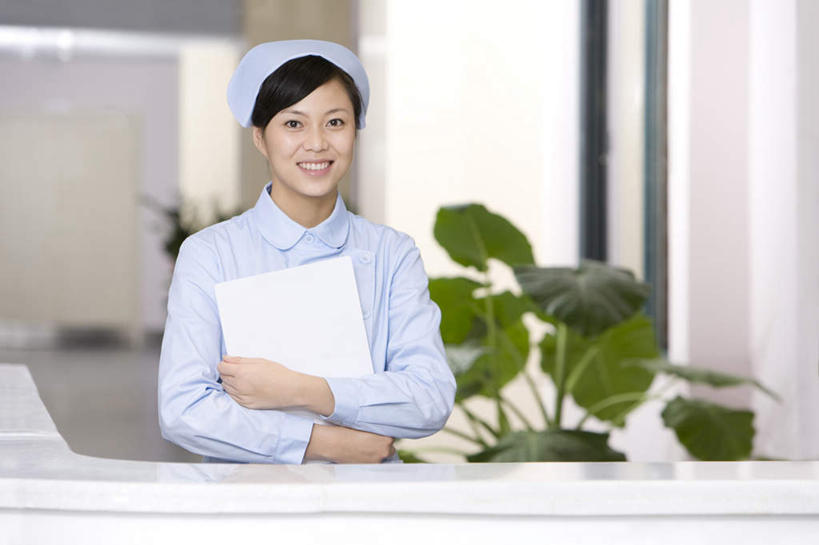 东方人,成年人,一个人,护士,医院,笑,微笑,露齿笑,横图,竖图,白天,正面,制服,快乐,信心,昆明,中国,亚洲,仅一个年轻女性,仅一个女性,仅一个人,拿着,干净,职业,写字板,关爱,文档,东亚,年轻女性,女人,女性,亚洲人,中国人,年轻人,半身,彩图,病历卡