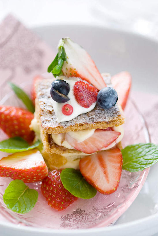 点心,面包,无人,竖图,俯视,草莓,蓝莓,静物,叶子,许多,切开,堆叠,薄荷,美味,食品,面点,甜点,甜品,曲奇,很多,吐司,饮食,食物,糕点,盘子,餐巾,甜食,切,摄影,法式面包,草本,清新,横截面,剖面,吐司面包,切面,彩图,高角度拍摄,多士,听型面包,装饰菜,生奶油