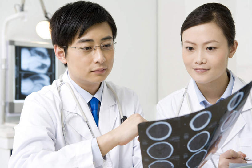 东方人,成年人,脸,头,脸颊,两个人,医生,科学家,医院,横图,白天,正面,工作服,讨论,通讯,合作,团队,昆明,亚洲,研究,并排,科学,瓷器,拿着,肩膀,听诊器,看,医护人员,医疗人员,职业,想,灯箱,支撑,专心,出示,合伙,东亚,实验服,男人,男性,年轻男性,年轻女性,女人,女性,亚洲人,中国人,年轻人,头部,脸部,脸蛋,面部,大夫,技术员,彩图