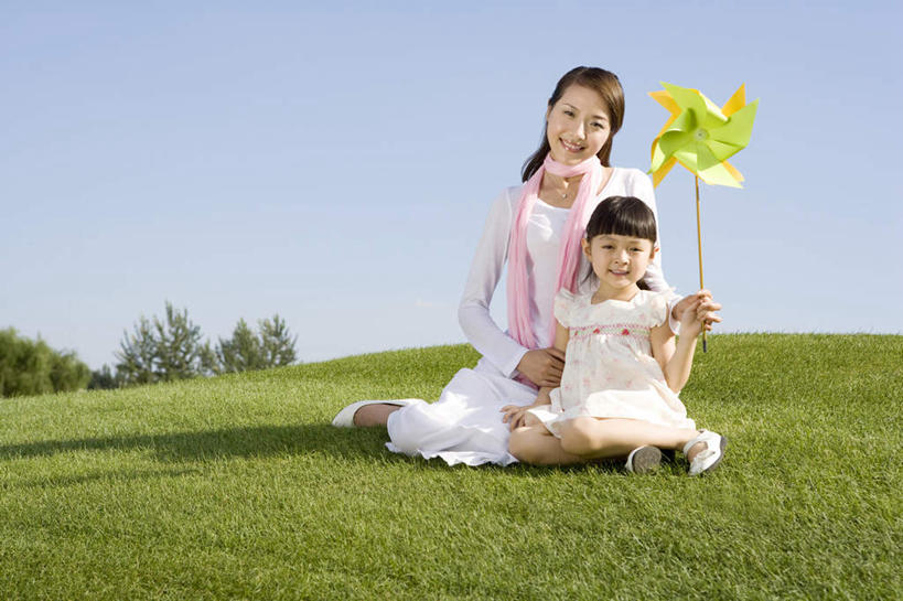 东方人,儿童,两个人,家庭,母亲,女儿,坐,笑,微笑,露齿笑,横图,竖图,室外,白天,正面,旅游,度假,快乐,纯洁,草地,美景,风车,纸风车,玩具,中国,亚洲,连接,风力,庭院,景观,田地,拿着,娱乐,草,树,小孩,停车,黄色,蓝色,绿色,白色,天空,自然,社区,享受,休闲,母女,景色,放松,可爱,同意,童年,童趣,生活方式,享乐,关爱,自然风光,童真,东亚,烂漫,无邪,万里无云,北京市,天真,年轻女性,女孩,女性,亚洲人,中国人,孩子,年轻人,休闲活动,坐着,彩图,爱,太阳裙,挨着