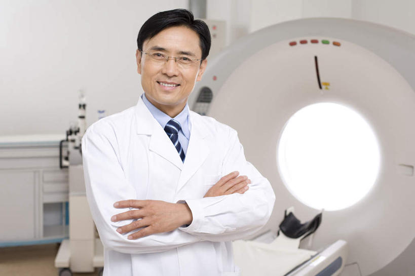 东方人,成年人,中年人,老年人,一个人,医生,医院,笑,双手交叉,微笑,露齿笑,横图,竖图,白天,正面,工作服,快乐,满意,成功,信心,昆明,中国,亚洲,仅一个男性,仅一个人,仅一个中年男性,捆扎,眼镜,职业,医疗设备,双手抱胸,医疗器械,东亚,实验服,MRI扫描仪,技能,老年男性,男人,男性,中年男性,亚洲人,中国人,技术员,半身,彩图