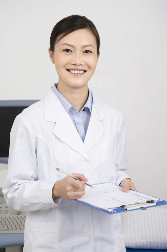 东方人,成年人,一个人,医生,科学家,医院,笑,微笑,露齿笑,竖图,白天,正面,工作服,快乐,信心,昆明,亚洲,仅一个年轻女性,仅一个女性,仅一个人,检查,研究,瓷器,拿着,医护人员,医疗人员,职业,通信,写字板,关爱,东亚,实验服,技能,年轻女性,女人,女性,亚洲人,中国人,年轻人,大夫,技术员,半身,彩图,病历卡,门诊部