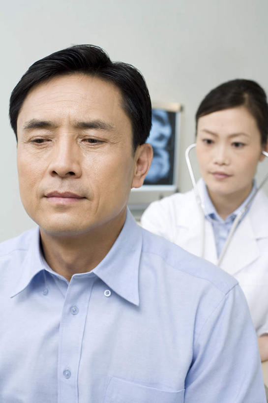 东方人,成年人,中年人,老年人,脸,头,脸颊,两个人,医生,病人,护士,医院,坐,竖图,x光片,白天,正面,工作服,制服,昆明,中国,亚洲,连接,准备,检查,辐射,科学,医学,依靠,肩膀,听诊器,医护人员,医疗人员,职业,生病,服务,皱眉头,支撑,控制,医疗,专心,科学技术,x射线,关爱,听诊,x光,东亚,实验服,担心,信任,老年男性,男人,男性,年轻女性,女人,女性,亚洲人,中国人,年轻人,头部,脸部,脸蛋,面部,大夫,技术员,闭着眼睛,彩图,电磁波,电磁辐射