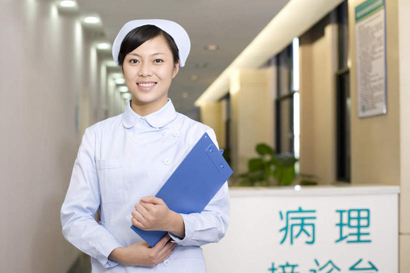 东方人,成年人,一个人,护士,医院,笑,微笑,露齿笑,横图,竖图,白天,正面,制服,快乐,信心,昆明,亚洲,仅一个年轻女性,仅一个女性,仅一个人,标志,瓷器,文字,字符,字母,走廊,拿着,干净,标识,职业,汉字,写字板,关爱,东亚,年轻女性,女人,女性,亚洲人,中国人,年轻人,半身,彩图,病历卡