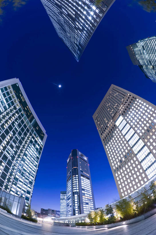 无人,竖图,室外,鱼眼镜头,仰视,商务,城市,建筑,摩天大楼,现代,天空,黄昏,摄影,上升,照亮,渴望,万里无云,彩图,低角度拍摄