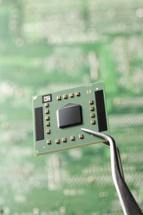 无人,竖图,特写,技术,数据,绿色背景,形状,电路板,电器,镊子,两个,工业,摄影,复杂,控制,电脑芯片,母板,创新,彩图