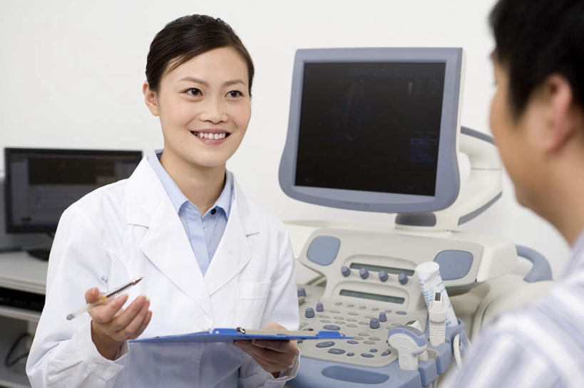 东方人,成年人,两个人,医生,病人,医院,笑,微笑,露齿笑,横图,白天,正面,工作服,快乐,信心,显示器,昆明,中国,亚洲,连接,准备,条纹,检查,研究,拿着,职业,面对面,支撑,写字板,控制,医疗设备,关爱,医疗器械,东亚,实验服,技能,信任,男人,男性,年轻男性,年轻女性,女人,女性,亚洲人,中国人,年轻人,技术员,半身,彩图,病历卡,门诊部