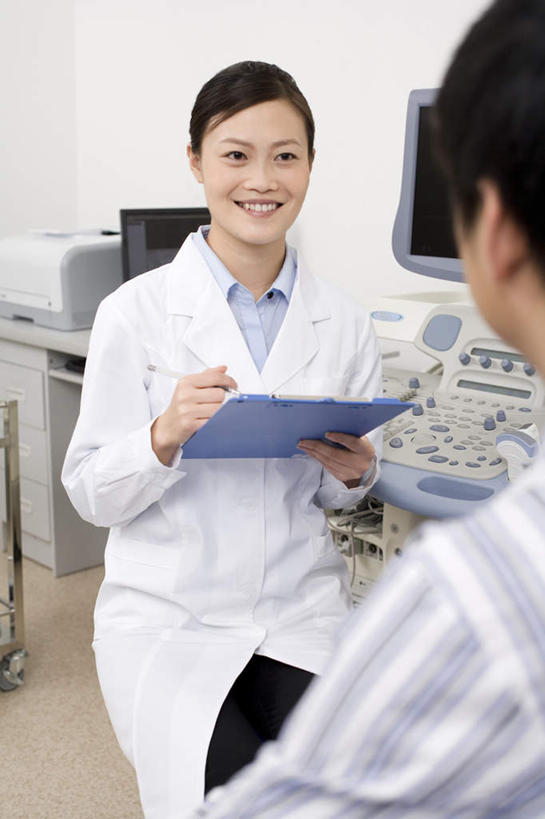 东方人,成年人,两个人,医生,病人,医院,坐,笑,微笑,露齿笑,竖图,白天,正面,工作服,快乐,信心,昆明,亚洲,连接,准备,条纹,检查,研究,瓷器,拿着,职业,面对面,通信,支撑,控制,医疗设备,关爱,近景,医疗器械,东亚,实验服,技能,信任,男人,男性,年轻男性,年轻女性,女人,女性,亚洲人,中国人,年轻人,技术员,彩图,病历卡,门诊部