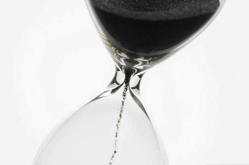 无人,横图,特写,白色背景,沙漏,弯曲,透明,时间,沙子,黑色,摄影,落下,堆,彩图,影棚拍摄