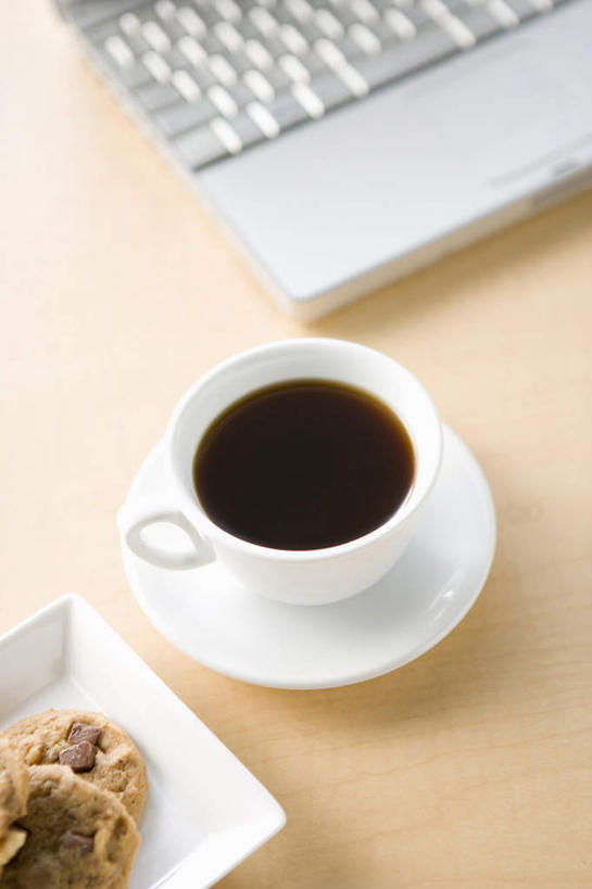 无人,竖图,俯视,室内,笔记本电脑,桌子,静物,木制,食品,咖啡杯,曲奇,小吃,饮食,饮料,盘子,茶碟,摄影,清新,彩图,高角度拍摄