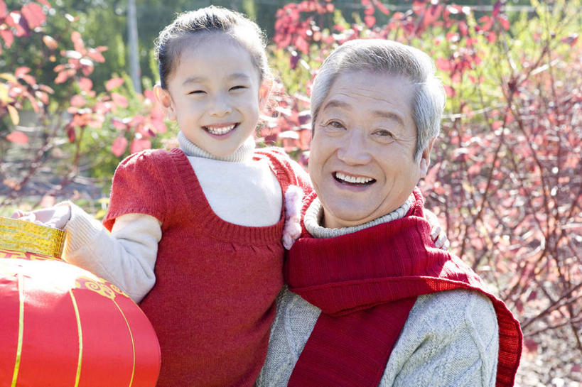 东方人,儿童,老年人,两个人,家庭,祖父母,祖父,站,笑,横图,竖图,室外,白天,留白,正面,毛衣,快乐,兴奋,纯洁,骄傲,成功,胜利,亚洲,节日,庆祝,瓷器,灯笼,拿着,休闲装,文化,刺激,竹签,树,小孩,停车,红色,围巾,社区,庆典,休闲,可爱,童年,童趣,自信,搭,纪念,愉悦,搭着,国庆,中国文化,亲情,占卜,出示,童真,东亚,烂漫,无邪,抽签,北京市,国庆节,集体照,繁荣,天真,老年男性,男人,男性,女孩,女人,女性,亚洲人,中国人,孩子,长发,孙女,秋天,休闲活动,半身,彩图,欢乐,开心,传统文化,问卜,签条,林区,传统节日