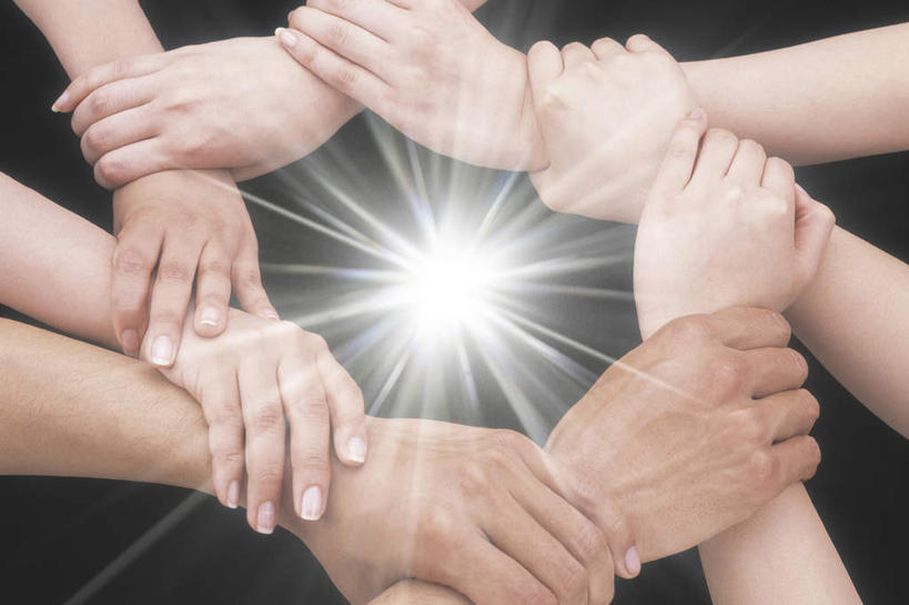 手,横图,俯视,留白,镜头眩光,合作,团队,黑色背景,光线,圆形,光芒,拿着,球体,力量,握紧,摄影,明亮,照亮,决心,灵性,团结,信任,手臂,彩图,高角度拍摄,影棚拍摄