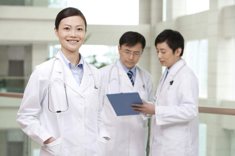 东方人,成年人,中年人,老年人,三个人,医生,医院,笑,微笑,露齿笑,横图,竖图,白天,正面,工作服,制服,讨论,快乐,通讯,成功,合作,团队,信心,昆明,亚洲,瓷器,眼镜,听,大厅,听诊器,医护人员,医疗人员,职业,服务,支撑,写字板,近景,手插袋,合伙,东亚,实验服,老年男性,男人,男性,年轻男性,年轻女性,女人,女性,亚洲人,中国人,年轻人,大夫,插兜,手插兜,彩图,手抄兜