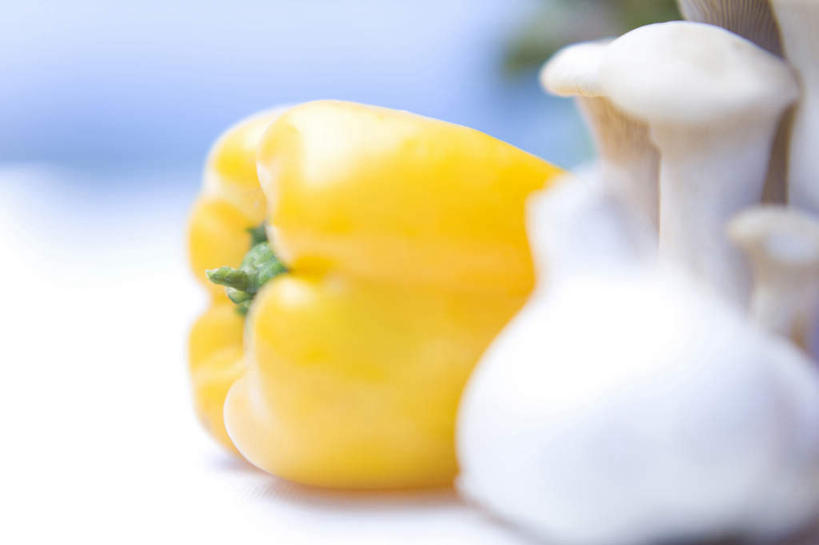 无人,横图,室内,留白,辣椒,蔬菜,静物,蘑菇,生食,食品,饮食,两个,黄色,食用菌,摄影,简单,真菌,清新,彩椒,健康食物,纯净,辣角,红海椒,大椒,辣虎,广椒,甜椒,柿子椒,辣子,海椒,番椒,灯笼椒,彩图,影棚拍摄