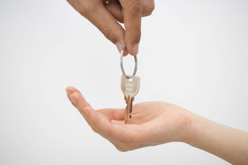 手,横图,留白,白色背景,侧面,钥匙,钥匙圈,拿着,摄影,改变,车钥匙,开端,信任,捧着,彩图,影棚拍摄