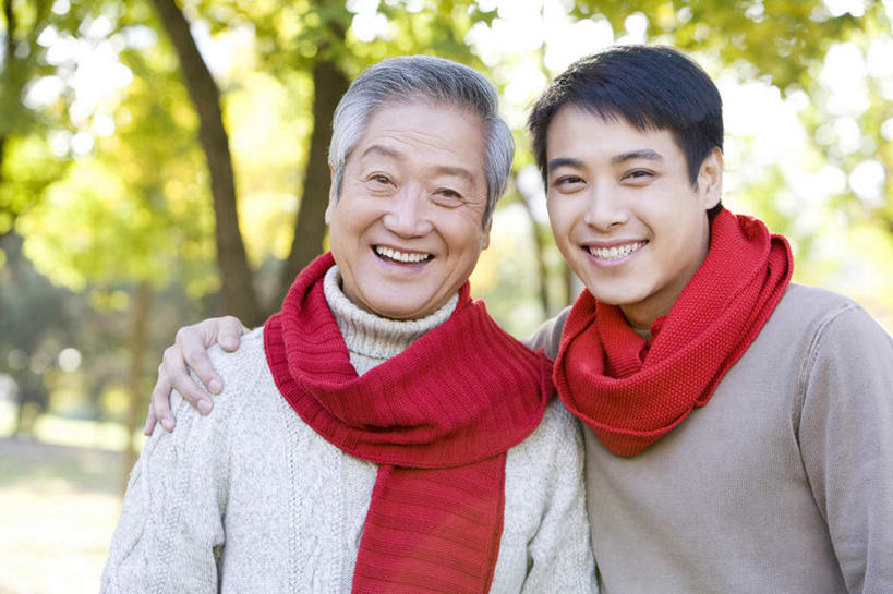 东方人,老年人,两个人,家庭,父亲,女儿,儿子,笑,微笑,露齿笑,横图,竖图,室外,白天,留白,正面,毛衣,快乐,中国,亚洲,休闲装,树,停车,红色,围巾,社区,休闲,温暖,温馨,父子,一家人,搭,和睦,搭着,亲情,东亚,北京市,老年男性,男人,男性,年轻男性,亚洲人,中国人,年轻人,秋天,半身,彩图,融洽,林区