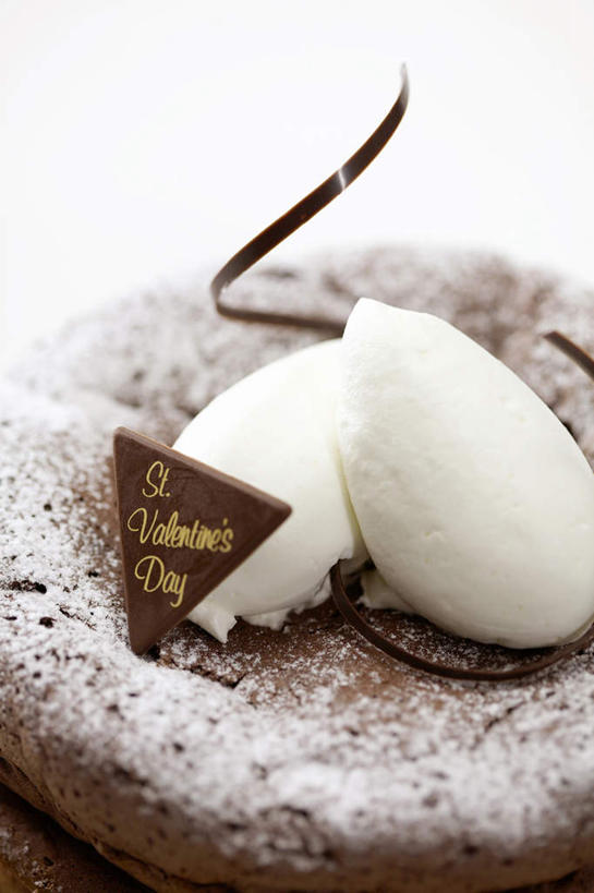 点心,无人,竖图,俯视,室内,特写,白色背景,烘焙,静物,庆祝,美味,食品,甜点,甜品,饮食,食物,糕点,一个,甜食,巧克力,摄影,影棚,单个,朱古力,高雅,清新,摄影棚,巧克力奶酥,糖粉,彩图,高角度拍摄,影棚拍摄,拍摄,装饰菜,蛋糕,生奶油