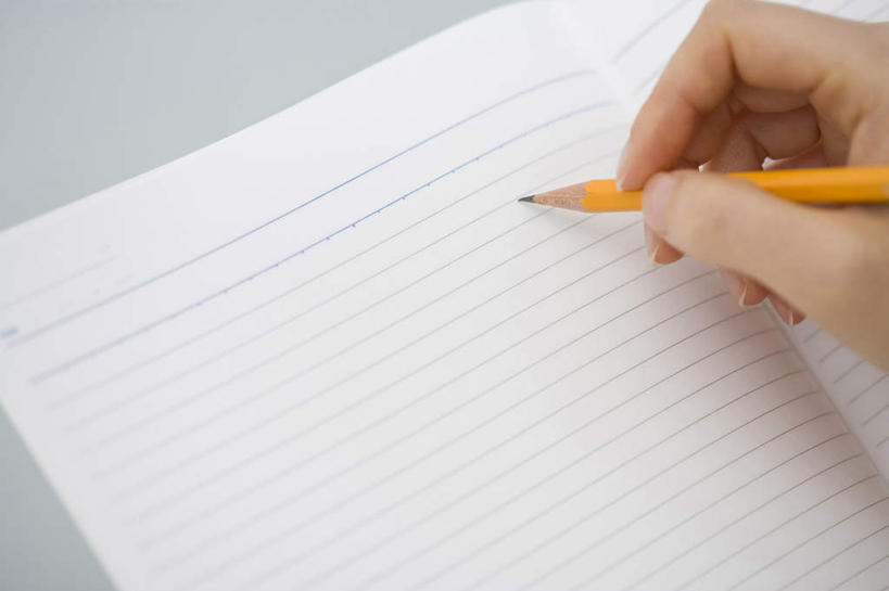 手,横图,俯视,留白,写,灰色背景,纸,拿着,两个,笔记本,铅笔,通信,摄影,动作,决心,文档,彩图,高角度拍摄,影棚拍摄