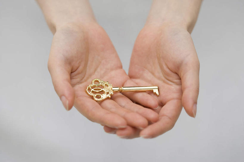 手,横图,俯视,留白,灰色背景,钥匙,古典,拿着,摄影,高雅,彩图,高角度拍摄,影棚拍摄