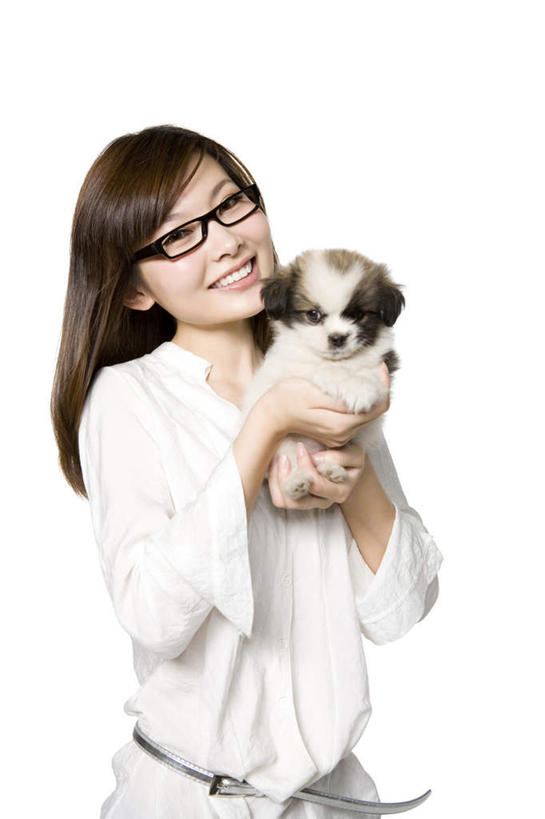 东方人,成年人,一个人,笑,微笑,露齿笑,竖图,留白,白色背景,正面,快乐,纯洁,信心,中国,亚洲,仅一个年轻女性,仅一个女性,仅一个人,服装,眼镜,小狗,拿着,休闲装,衣服,白色,休闲,可爱,童年,童趣,服饰,衣着,穿着,童真,东亚,烂漫,无邪,北京市,衣饰,无忧无虑,天真,年轻女性,女人,女性,亚洲人,中国人,年轻人,直发,半身,彩图,影棚拍摄,美人,哈叭狗