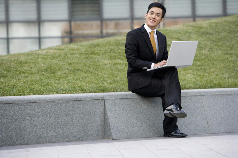 东方人,一个人,商务人士,商务男性,坐,笑,微笑,露齿笑,横图,竖图,室外,白天,留白,正面,衬衫,商务,快乐,通讯,成功,信心,笔记本电脑,建筑,亚洲,仅一个男性,仅一个人,敲打,套装,光线,瓷器,光芒,首都,拿着,输入,仅一个年轻男性,打字,职业,点击,敲击,领导,商务装,网上冲浪,市区,工薪阶层,东亚,北京市,无线电技术,把握,按键,计算机,男人,男性,年轻男性,亚洲人,中国人,年轻人,白领,上班族,彩图,衬衣,北京CBD,掌控