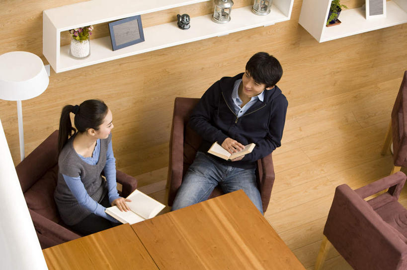 东方人,成年人,两个人,夫妻,坐,笑,微笑,露齿笑,横图,俯视,室内,爱情,讨论,通讯,友谊,桌子,亚洲,瓷器,浪漫,拿着,休闲装,社区,休闲,面对面,恩爱,放松,读书,恋人,生活方式,享乐,都市风光,东亚,北京市,异性恋,无忧无虑,男人,男性,年轻男性,年轻女性,女人,女性,亚洲人,中国人,年轻人,夫妇,情侣,书,休闲活动,半身,彩图,高角度拍摄,欢乐,咖啡馆,伴侣,挨着