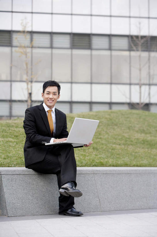 东方人,一个人,商务人士,商务男性,坐,笑,微笑,露齿笑,竖图,室外,白天,留白,正面,衬衫,商务,快乐,通讯,成功,信心,笔记本电脑,建筑,亚洲,仅一个男性,仅一个人,敲打,套装,光线,瓷器,光芒,首都,拿着,输入,仅一个年轻男性,打字,职业,点击,敲击,领导,商务装,网上冲浪,市区,工薪阶层,东亚,北京市,无线电技术,把握,按键,计算机,男人,男性,年轻男性,亚洲人,中国人,年轻人,白领,上班族,彩图,衬衣,北京CBD,掌控