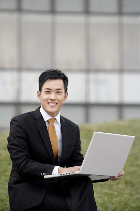 东方人,一个人,商务人士,商务男性,坐,笑,微笑,露齿笑,竖图,室外,白天,留白,正面,衬衫,商务,快乐,通讯,成功,信心,笔记本电脑,建筑,亚洲,仅一个男性,仅一个人,敲打,套装,光线,瓷器,光芒,首都,拿着,输入,仅一个年轻男性,打字,职业,点击,敲击,领导,近景,商务装,网上冲浪,市区,工薪阶层,东亚,北京市,无线电技术,把握,按键,计算机,男人,男性,年轻男性,亚洲人,中国人,年轻人,白领,上班族,彩图,衬衣,北京CBD,掌控