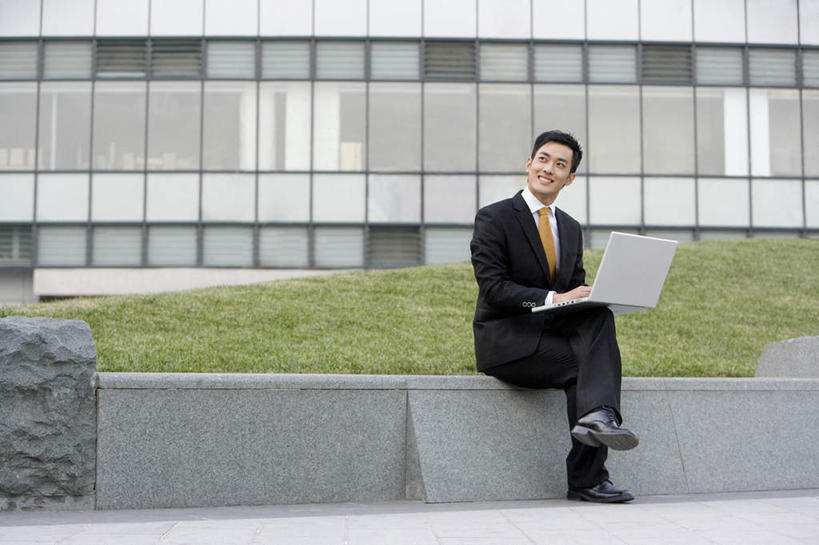 东方人,一个人,商务人士,商务男性,坐,笑,微笑,露齿笑,横图,竖图,室外,白天,留白,正面,衬衫,商务,快乐,通讯,成功,信心,笔记本电脑,建筑,亚洲,仅一个男性,仅一个人,敲打,套装,光线,瓷器,光芒,首都,拿着,输入,仅一个年轻男性,打字,职业,点击,敲击,领导,商务装,网上冲浪,市区,工薪阶层,东亚,北京市,无线电技术,把握,按键,计算机,男人,男性,年轻男性,亚洲人,中国人,年轻人,白领,上班族,彩图,衬衣,北京CBD,掌控