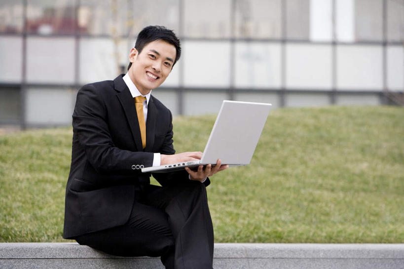 东方人,一个人,商务人士,商务男性,坐,笑,微笑,露齿笑,横图,竖图,室外,白天,留白,正面,衬衫,商务,快乐,通讯,成功,信心,笔记本电脑,建筑,亚洲,仅一个男性,仅一个人,敲打,套装,光线,瓷器,光芒,首都,拿着,输入,仅一个年轻男性,打字,职业,点击,敲击,领导,近景,商务装,网上冲浪,市区,工薪阶层,东亚,北京市,无线电技术,把握,按键,计算机,男人,男性,年轻男性,亚洲人,中国人,年轻人,白领,上班族,彩图,衬衣,北京CBD,掌控