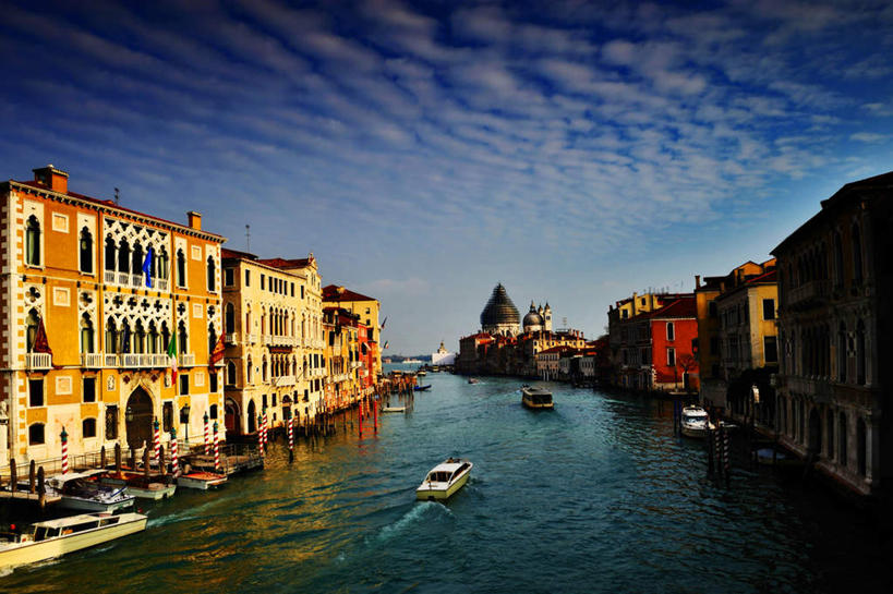 无人,横图,室外,白天,留白,度假,探险,美景,建筑,意大利,威尼斯,波纹,景观,云,快艇,古典,历史,蓝色,风景,天空,自然,木桩,景色,放松,探索,运输,摄影,宁静,运河,享乐,自然风光,意大利文化,欧洲文化,圣玛莉亚安泰教堂,冒险,休闲活动,彩图,大教堂,大运河