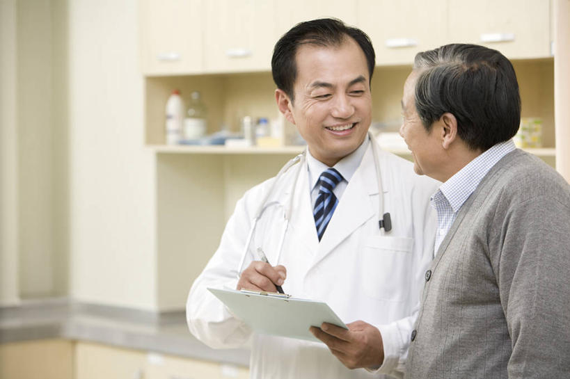 东方人,成年人,中年人,老年人,两个人,医生,病人,医院,站,笑,微笑,露齿笑,横图,室内,白天,留白,侧面,工作服,毛衣,衬衫,制服,讨论,快乐,成功,信心,昆明,中国,亚洲,连接,检查,并排,材料,档案,图表,文件,听,休闲装,干净,听诊器,资料,医护人员,医疗人员,职业,面对面,服务,通信,支撑,写字板,领导,解释,关爱,决心,文档,出示,医疗器械,医疗工具,东亚,实验服,云南省,可靠,工作制服,技能,把握,信任,老年男性,男人,男性,亚洲人,中国人,大夫,半身,彩图,工作套服,欢乐,考场,掌控