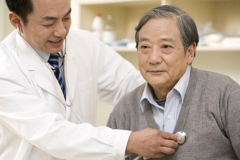 东方人,成年人,中年人,老年人,两个人,医生,病人,医院,坐,笑,微笑,露齿笑,横图,室内,白天,留白,正面,工作服,毛衣,衬衫,制服,快乐,昆明,亚洲,检查,瓷器,注视,休闲装,干净,听诊器,观察,看,医护人员,医疗人员,职业,搭,服务,观看,支撑,察看,专心,搭着,关爱,关注,决心,医疗器械,医疗工具,东亚,实验服,云南省,可靠,工作制服,技能,信任,老年男性,男人,男性,亚洲人,中国人,大夫,触摸,半身,彩图,工作套服,欢乐,考场