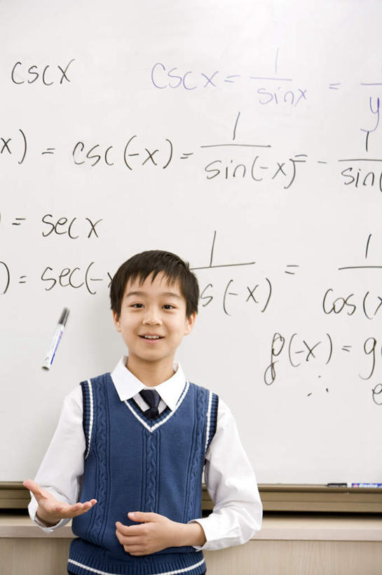 东方人,儿童,少年,一个人,学生,学校,教学楼,站,笑,微笑,露齿笑,竖图,室内,留白,正面,快乐,满意,纯洁,骄傲,成功,信心,亚洲,仅一个男性,仅一个人,背心,瓷器,半空,教育,校园,刺激,水笔,小孩,白板,仅一个小孩,教室,校服,可爱,童年,童趣,动作,混合,知识,享乐,愉悦,成就,童真,东亚,烂漫,无邪,北京市,技能,数学符号,解决,天真,男孩,男人,男性,亚洲人,中国人,孩子,半身,彩图,教学大楼,小学,男生,小学生