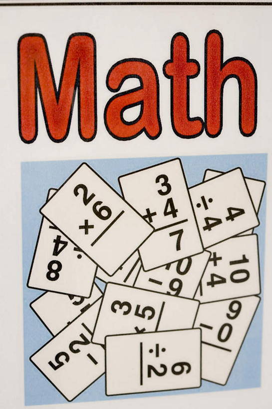 无人,学校,教学楼,竖图,纯洁,告示牌,数字,围墙,教育,校园,白板,教室,可爱,童年,童趣,英文字母,知识,青春期,童真,烂漫,无邪,数学符号,天真,彩图,教学大楼,小学