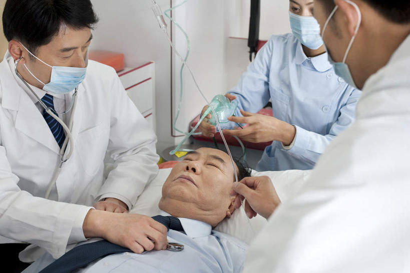 东方人,成年人,中年人,老年人,脸,头,脸颊,四个人,医生,病人,护士,站,躺,横图,室内,正面,工作服,制服,合作,团队,窗户,飞机,中国,亚洲,捆扎,毯子,航空,肩膀,车,听诊器,医疗用品,交通工具,职业,工程车,面膜,服务,急救,担架,氧气面罩,专心,关爱,紧急,载具,决心,医疗器械,抢救,氧气管,救援,东亚,实验服,静脉滴注,北京市,救助,工作制服,紧迫,技能,老年男性,男人,男性,年轻女性,女人,女性,中年男性,亚洲人,中国人,年轻人,头部,脸部,脸蛋,面部,仰卧,彩图,工作套服,急救员,紧急救助,道路抢险救援车,道路清障车,空中救护车,施救车,医疗专机