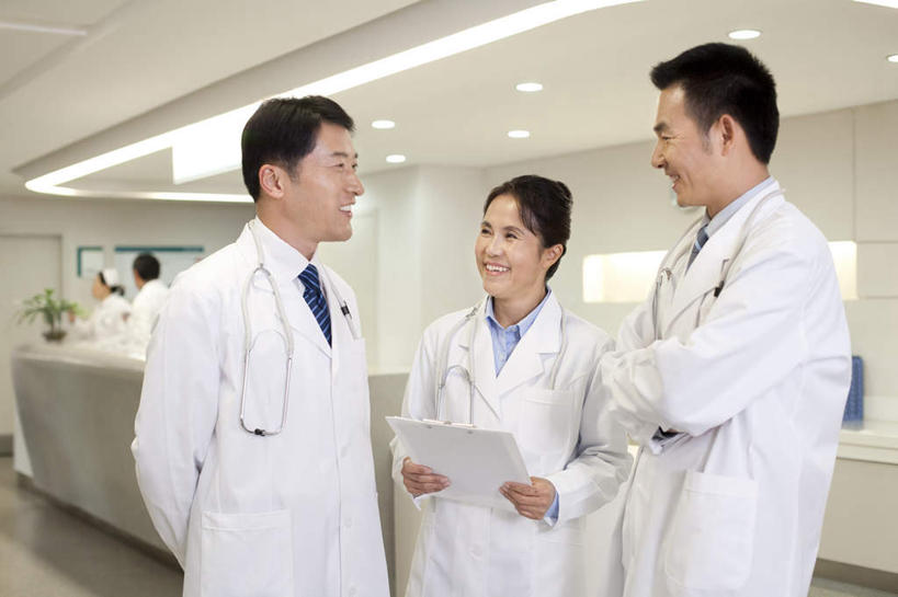东方人,成年人,中年人,老年人,三个人,医生,医院,笑,微笑,露齿笑,横图,室内,正面,工作服,制服,讨论,快乐,通讯,骄傲,合作,团队,信心,亚洲,捆扎,开会,会议,瓷器,拿着,书桌,刺激,听诊器,社区,医护人员,医疗人员,职业,面对面,支撑,写字板,病房,文档,合伙,东亚,实验服,北京市,工作制服,接待员,活页夹,技能,团结,信任,老年女性,男人,男性,女人,女性,中年男性,亚洲人,中国人,白领,大夫,半身,彩图,工作套服,欢乐,病历,病历卡