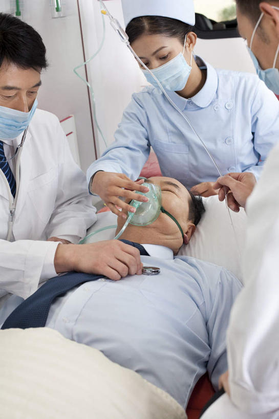 东方人,成年人,中年人,老年人,脸,头,脸颊,四个人,医生,病人,护士,站,躺,竖图,室内,正面,工作服,制服,合作,团队,窗户,飞机,中国,亚洲,捆扎,毯子,航空,肩膀,车,听诊器,医疗用品,交通工具,职业,工程车,面膜,服务,急救,担架,氧气面罩,专心,关爱,紧急,载具,决心,医疗器械,抢救,氧气管,救援,东亚,实验服,静脉滴注,北京市,救助,工作制服,紧迫,技能,老年男性,男人,男性,年轻女性,女人,女性,中年男性,亚洲人,中国人,年轻人,头部,脸部,脸蛋,面部,仰卧,彩图,工作套服,急救员,紧急救助,道路抢险救援车,道路清障车,空中救护车,施救车,医疗专机