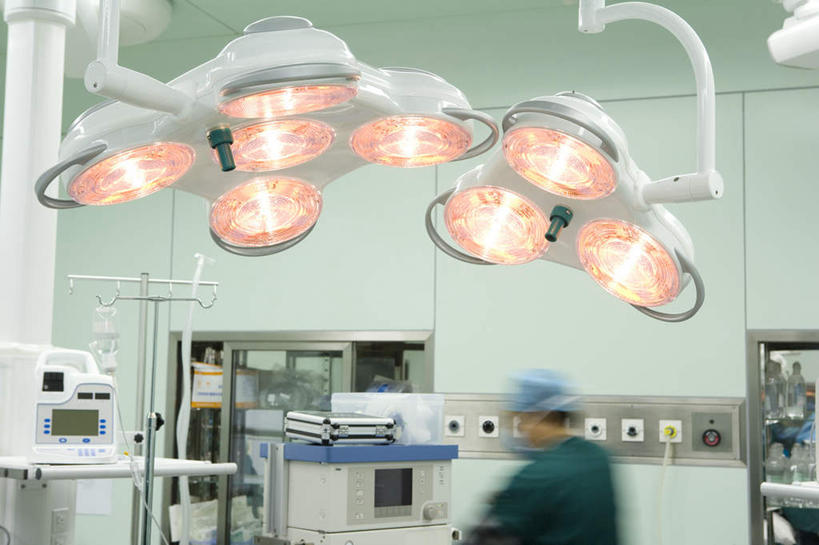 东方人,成年人,脸,头,脸颊,一个人,医生,医院,横图,室内,正面,运动模糊,技术,托盘,朦胧,模糊,盘,肩膀,盘子,医疗用品,面膜,动作,手术室,手术灯,圆柱体,医疗器械,医疗工具,静脉滴注,手术器械,亚洲人,中国人,头部,脸部,脸蛋,面部,步行,彩图