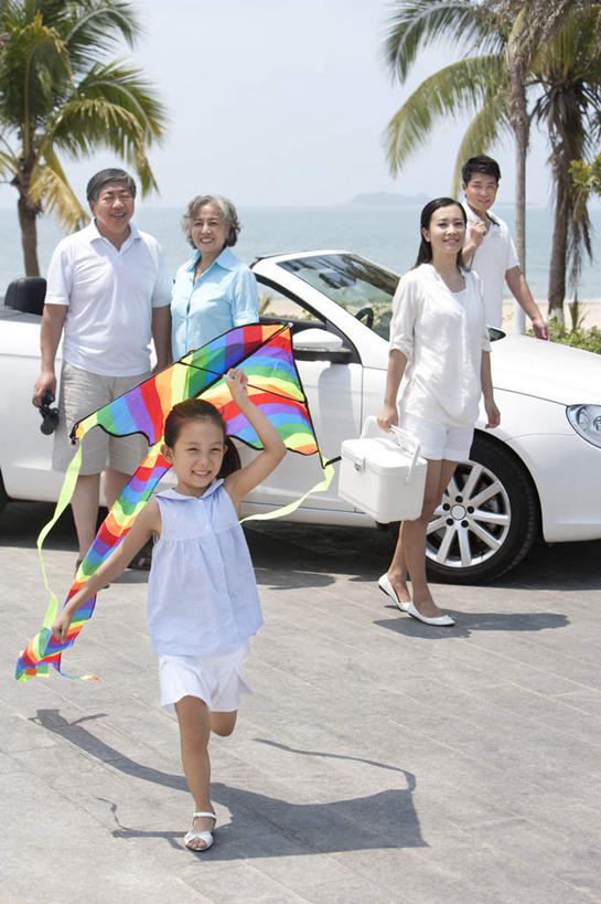 东方人,儿童,老年人,家庭,父母,母亲,父亲,女儿,祖父母,祖母,祖父,码头,站,跑,举,笑,微笑,露齿笑,竖图,室外,白天,正面,凉鞋,旅游,度假,快乐,兴奋,自由,幸福,纯洁,海洋,美景,水,港口,路,汽车,棕榈树,三亚,中国,亚洲,五个人,行人,游客,游人,连接,阴影,短裤,服装,沙子,地平线,海岸线,景观,路边,水平线,野餐,联系,拿着,休闲装,娱乐,飞,路人,旅客,刺激,车,小孩,衣服,风景,自然,风筝,敞篷车,交通工具,轿车,夏天,托,享受,休闲,温暖,温馨,一家人,短袖,景色,放松,可爱,乐趣,童年,童趣,财富,运输,摄影,服饰,生活方式,观看,部分,自驾游,和睦,热带气候,享乐,衣着,穿着,运送,自然风光,载具,华贵,肖像,童真,东亚,烂漫,无邪,海南岛,万里无云,双筒望远镜,衣饰,过客,无忧无虑,风筝冲浪,冷却器,天真,团结,老年男性,老年女性,男人,男性,年轻女性,女孩,女人,女性,亚洲人,中国人,孩子,年轻人,孙女,海滩,休闲活动,椰子树,举起,举手,举着,向上举,向上伸,向上托,彩图,旅行,欢乐,摆渡口,埠头,渡口,渡头,港湾,海港,货运码头,口岸,商港,融洽,太阳裙