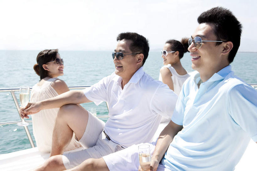 东方人,成年人,中年人,老年人,四个人,栏杆,坐,笑,微笑,露齿笑,横图,室外,白天,正面,锻炼,聚会,度假,快乐,自由,友谊,幸福,旅途,比赛,运动,竞争,海洋,水,船,三亚,日光,中国,亚洲,喝,连接,短裤,地平线,水平线,游艇,聚餐,酒类,联系,拿着,休闲装,娱乐,刺激,酒,饮料,蓝色,风景,天空,太阳镜,香槟,夏天,休闲,舒服,短袖,放松,财富,运输,生活方式,甲板,高雅,优美,享乐,体育运动,华贵,肖像,香槟杯,东亚,海南岛,万里无云,无忧无虑,清水市,体育,老年男性,男人,男性,年轻男性,年轻女性,女人,女性,亚洲人,中国人,年轻人,休闲活动,半身,健身,旅行,欢乐,太阳裙,挨着