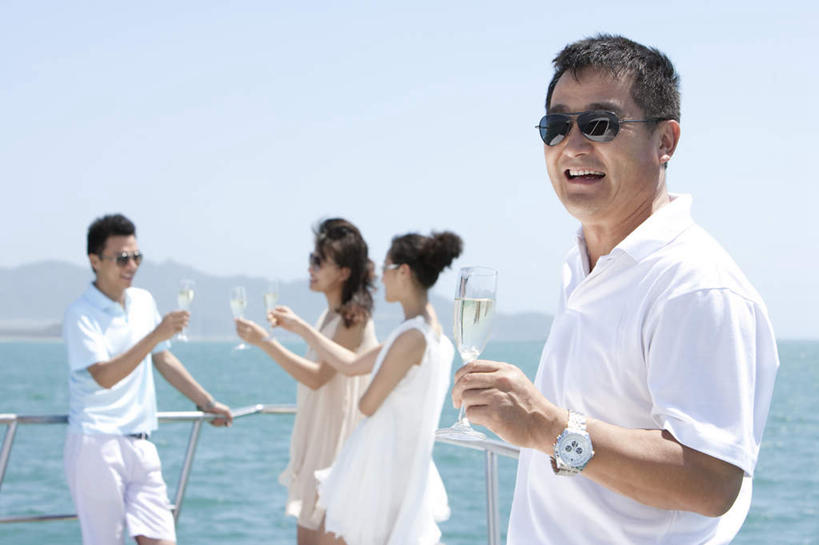 东方人,成年人,中年人,老年人,四个人,栏杆,站,举,笑,微笑,露齿笑,横图,室外,白天,侧面,锻炼,聚会,度假,快乐,自由,友谊,幸福,旅途,比赛,运动,信心,竞争,海洋,山,水,船,三亚,日光,亚洲,喝,连接,短裤,庆祝,瓷器,地平线,海岸线,水平线,游艇,聚餐,酒类,拿着,休闲装,娱乐,刺激,酒,饮料,蓝色,风景,天空,太阳镜,香槟,夏天,托,张嘴,休闲,短袖,放松,个性,财富,运输,生活方式,甲板,高雅,优美,享乐,体育运动,华贵,肖像,张大嘴巴,香槟杯,东亚,海南岛,万里无云,无忧无虑,清水市,体育,老年男性,男人,男性,年轻男性,年轻女性,女人,女性,亚洲人,中国人,年轻人,张开嘴,休闲活动,举起,举手,举着,说话,向上举,向上伸,向上托,半身,健身,旅行,欢乐,太阳裙,挨着