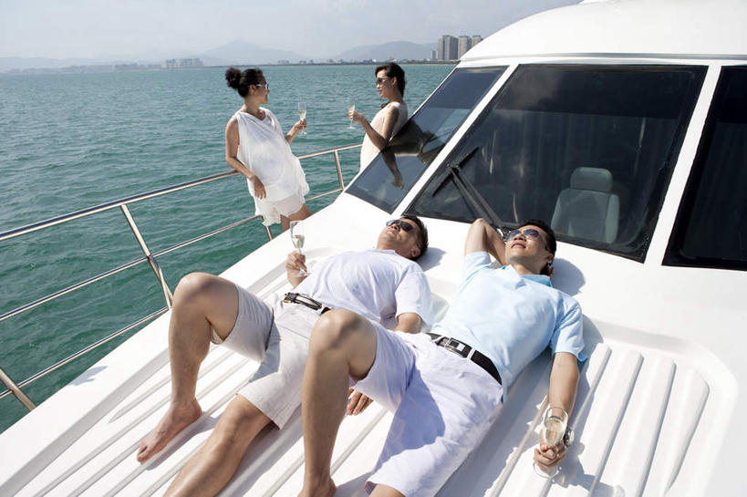 东方人,成年人,中年人,老年人,四个人,栏杆,站,躺,笑,微笑,露齿笑,横图,俯视,室外,白天,正面,锻炼,聚会,度假,日光浴,快乐,自由,友谊,幸福,旅途,比赛,运动,竞争,海洋,水,船,三亚,日光,亚洲,抱头,喝,连接,短裤,并排,瓷器,地平线,海岸线,水平线,游艇,聚餐,酒类,拿着,休闲装,娱乐,刺激,酒,饮料,蓝色,风景,天空,太阳镜,香槟,夏天,休闲,舒服,赤脚,短袖,放松,财富,运输,生活方式,宁静,甲板,双手抱头,高雅,优美,享乐,体育运动,华贵,肖像,香槟杯,东亚,海南岛,万里无云,捧首,捧头,无忧无虑,清水市,体育,老年男性,男人,男性,年轻男性,年轻女性,女人,女性,亚洲人,中国人,年轻人,休闲活动,说话,仰卧,高角度拍摄,健身,旅行,欢乐,太阳裙,挨着