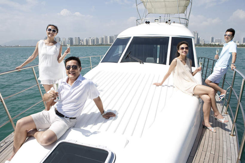 东方人,成年人,中年人,老年人,四个人,栏杆,站,坐,笑,微笑,露齿笑,横图,室外,白天,侧面,锻炼,聚会,度假,快乐,自由,友谊,幸福,旅途,比赛,运动,竞争,海洋,水,船,三亚,日光,中国,亚洲,喝,连接,短裤,庆祝,地平线,海岸线,水平线,云,游艇,聚餐,酒类,联系,二郎腿,拿着,休闲装,娱乐,刺激,酒,饮料,蓝色,风景,天空,太阳镜,香槟,夏天,靠,靠着,张嘴,休闲,舒服,赤脚,短袖,放松,举杯,财富,运输,生活方式,甲板,高雅,优美,享乐,体育运动,华贵,肖像,张大嘴巴,香槟杯,东亚,海南岛,无忧无虑,清水市,体育,老年男性,男人,男性,年轻男性,年轻女性,女人,女性,亚洲人,中国人,年轻人,张开嘴,休闲活动,健身,旅行,欢乐,太阳裙,挨着