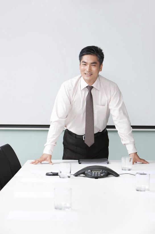东方人,成年人,中年人,一个人,商务人士,商务男性,办公室,站,笑,微笑,露齿笑,竖图,室内,正面,衬衫,商务,快乐,满意,骄傲,成功,信心,椅子,玻璃,中国,亚洲,仅一个男性,仅一个人,仅一个中年男性,捆扎,套装,会议桌,图像,靠,靠着,职业,生活方式,权威,成就,近景,决心,商务装,工薪阶层,东亚,会议电话,北京市,投影屏幕,能力,男人,男性,中年男性,亚洲人,中国人,白领,上班族,彩图,衬衣