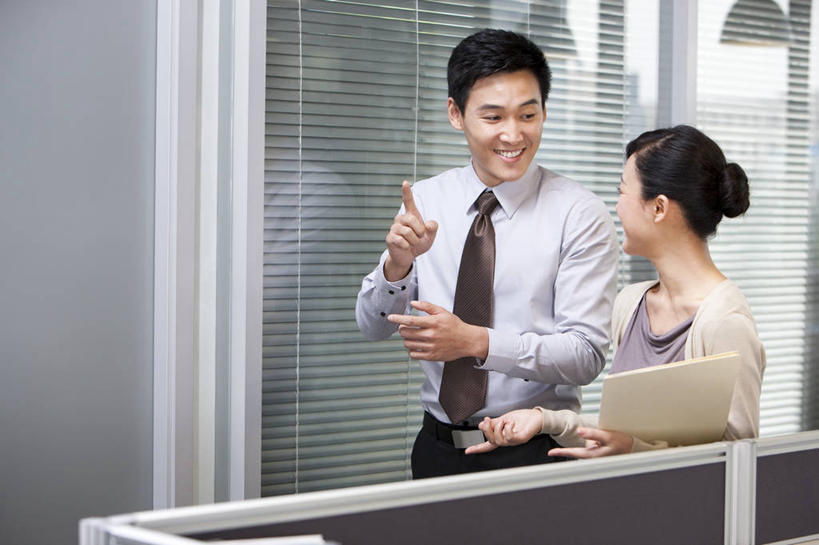 东方人,成年人,中年人,两个人,同事,商务人士,秘书,商务男性,商务女性,办公室,站,笑,微笑,露齿笑,横图,室内,白天,留白,正面,衬衫,商务,讨论,快乐,通讯,友谊,成功,合作,团队,集体,信心,中国,亚洲,套装,开会,并排,会议,走廊,文件夹,听,图像,拿着,队伍,社区,看,手势,职业,同意,服务,更衣间,试衣间,报告,指导,协调,领导,加班,经理,成就,文档,瞄准,努力,商务装,更衣室,合伙,领袖,工薪阶层,东亚,北京市,活页夹,贡献,忠告,无忧无虑,把握,团结,男人,男性,年轻女性,女人,女性,中年男性,亚洲人,中国人,年轻人,白领,上班族,步行,半身,彩图,衬衣,办公室职员,打手势,商务会议,掌控