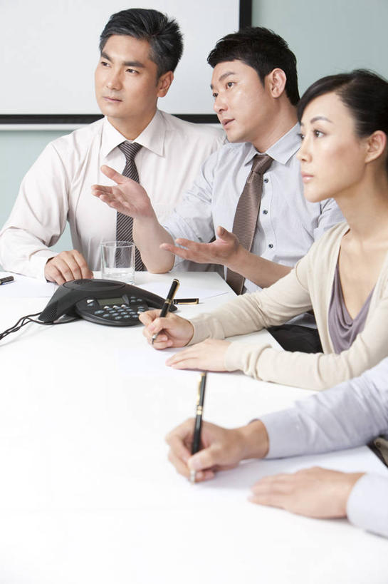 东方人,成年人,中年人,四个人,商务人士,商务男性,商务女性,办公室,会议室,坐,竖图,室内,白天,留白,正面,衬衫,商务,讨论,通讯,成功,合作,团队,信心,中国,亚洲,套装,开会,会议,会议桌,听,图像,社区,手势,职业,思考,决定,力量,想,沉思,服务,投资,支撑,协调,权威,组织,领导,演说,经理,商务装,工薪阶层,东亚,会议中心,发展,会议电话,北京市,策略,投影屏幕,责任,把握,团结,男人,男性,女人,女性,中年男性,亚洲人,中国人,白领,上班族,彩图,衬衣,办公室职员,打手势,首席执行官,商务会议,掌控