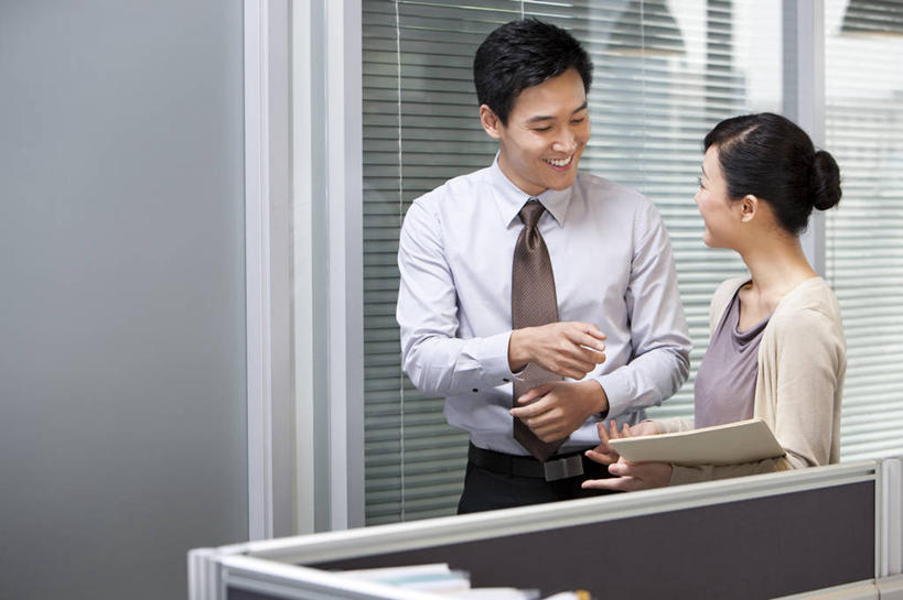 东方人,成年人,中年人,两个人,同事,商务人士,秘书,商务男性,商务女性,办公室,站,笑,微笑,露齿笑,横图,室内,白天,留白,正面,衬衫,商务,讨论,快乐,通讯,友谊,成功,合作,团队,集体,信心,中国,亚洲,套装,开会,并排,会议,走廊,文件夹,听,图像,拿着,队伍,社区,看,手势,职业,同意,服务,更衣间,试衣间,报告,协调,领导,加班,经理,成就,文档,瞄准,努力,商务装,更衣室,合伙,领袖,工薪阶层,东亚,北京市,活页夹,贡献,忠告,无忧无虑,把握,团结,男人,男性,年轻女性,女人,女性,中年男性,亚洲人,中国人,年轻人,白领,上班族,步行,半身,彩图,衬衣,办公室职员,打手势,商务会议,掌控